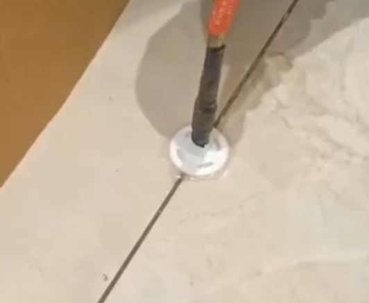 赤水瓷砖空鼓维修公司专业解答瓷砖在铺贴过程中，如果没有涂抹均匀到位的粘结材料（如水泥砂浆或瓷砖胶），可能会导致以下问题
