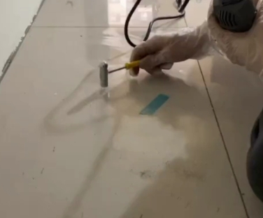 赤水瓷砖开裂维修公司专业分享瓷砖在铺贴前如果没有沥干水分，将会导致以下问题